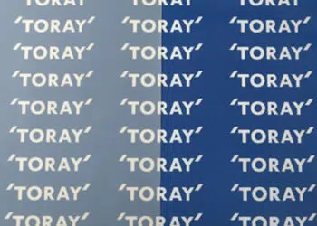 Conventional (left) and highly transparent polyphenylene sulfide films (right); source: Toray