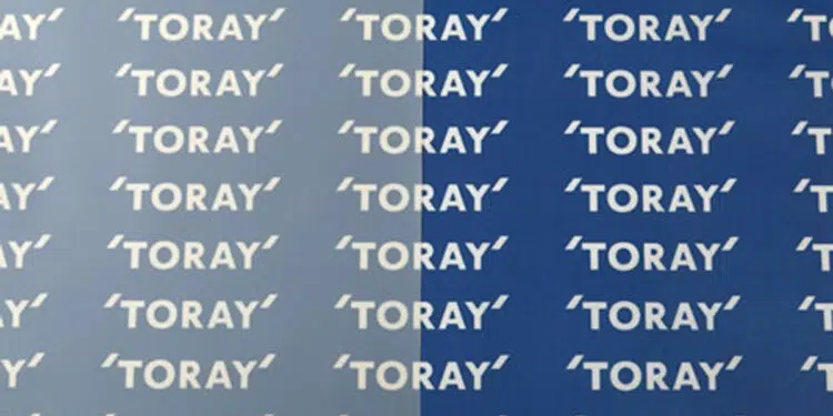 Conventional (left) and highly transparent polyphenylene sulfide films (right); source: Toray