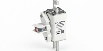 SCHURTER EKO square-body DC fuse variants with ceramic bodies and different metal terminal arrangements